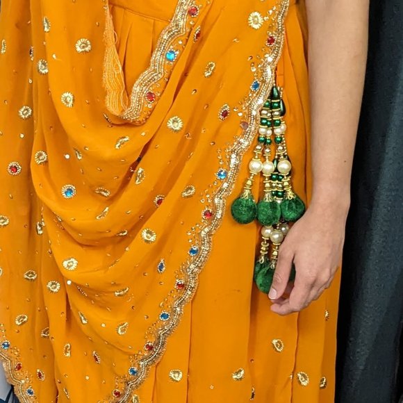 Elegant Festive piece with handiwork on entire border - Picture 1 of 2